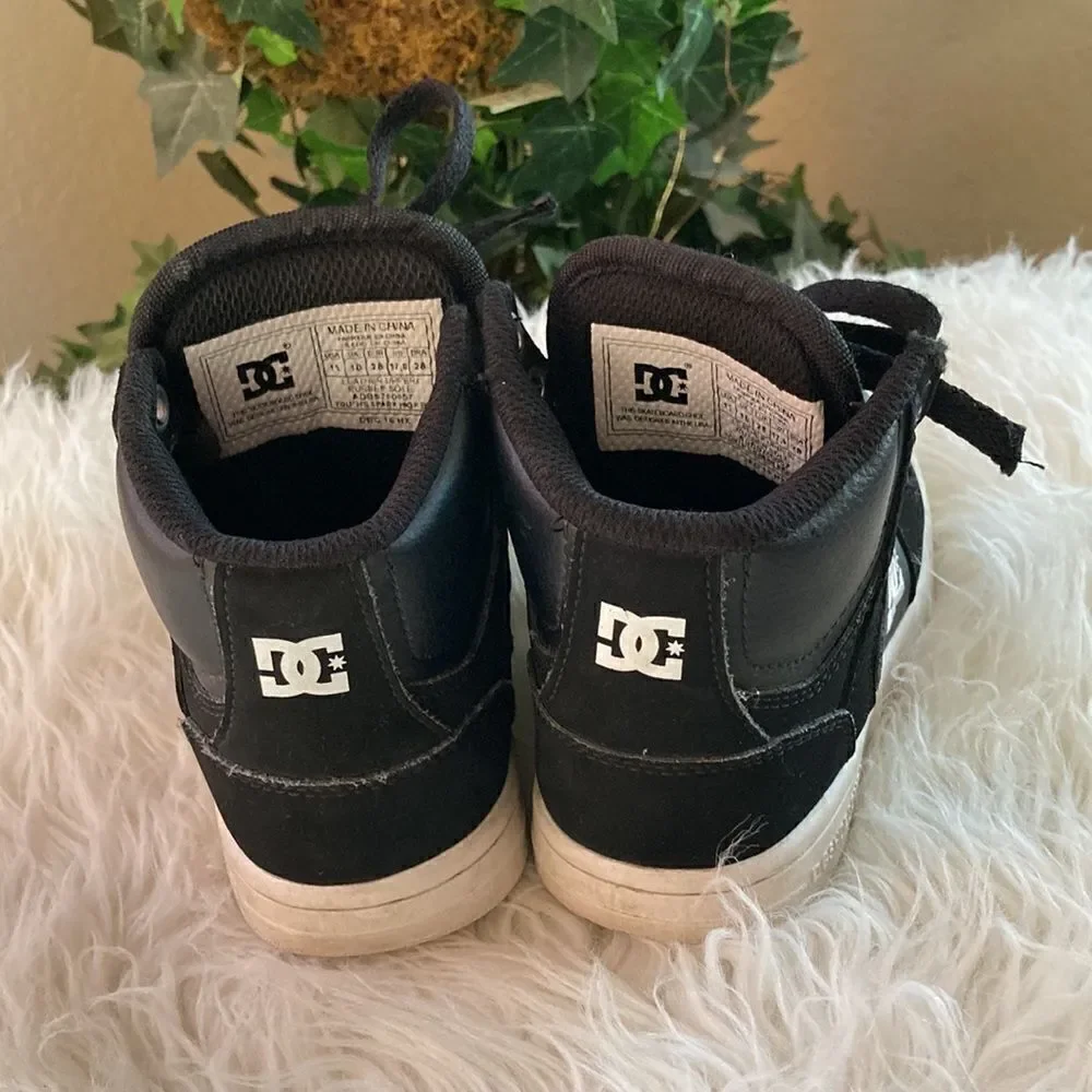Boys DC Black Hightop Skate Shoes Size 11